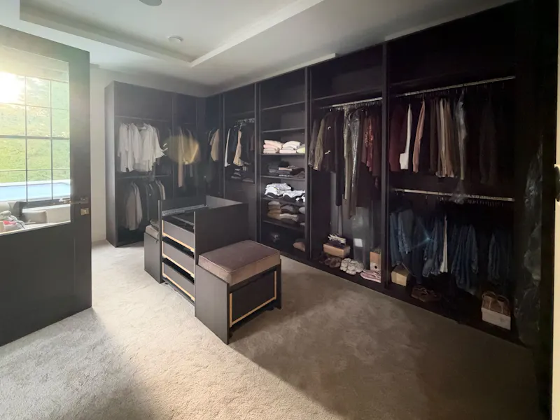 Dressing room at Contemporary Radlett House, D2909 (photo 41)