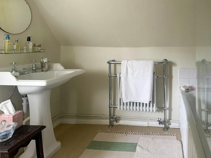 Bath at 17th Century Oxford Cottage, C965 (photo 21)