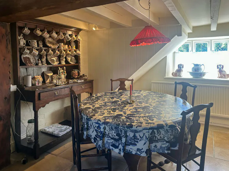 Dining room at 17th Century Oxford Cottage, C965 (photo 11)