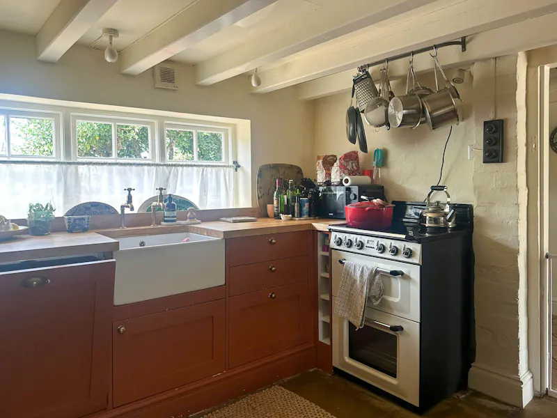 Kitchen at 17th Century Oxford Cottage, C965 (photo 15)