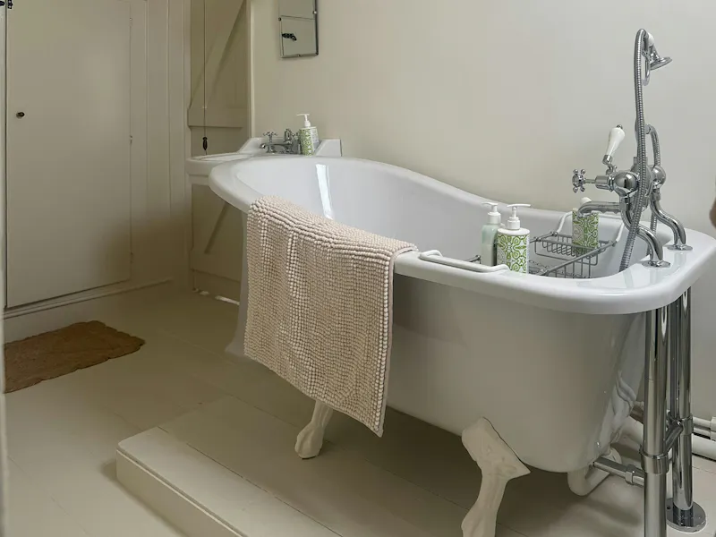 Bath at 17th Century Oxford Cottage, C965 (photo 23)