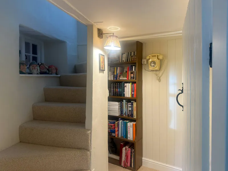 Staircase at 17th Century Oxford Cottage, C965 (photo 18)