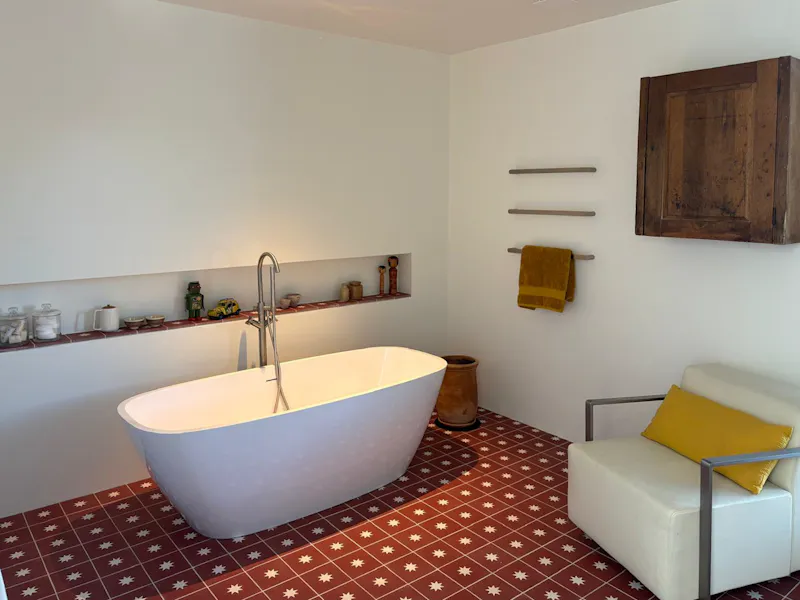 Bath at Modern East Bridgford House, K523 (photo 19)
