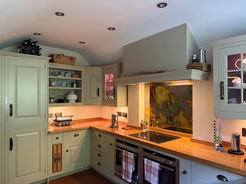 Kitchen at Vaccant Chislehurst Cottage, C966 (photo 4)