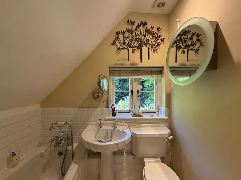 Bath at Vaccant Chislehurst Cottage, C966 (photo 46)