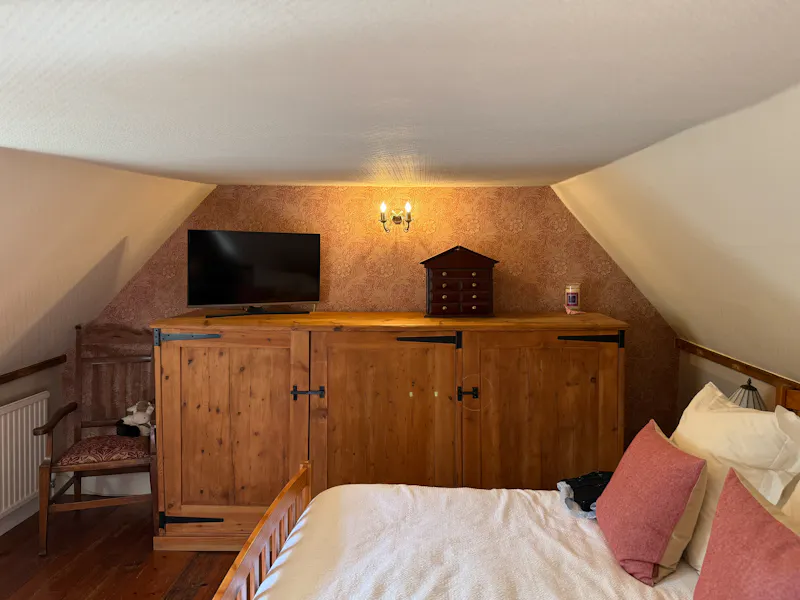 Bedroom at Vaccant Chislehurst Cottage, C966 (photo 40)