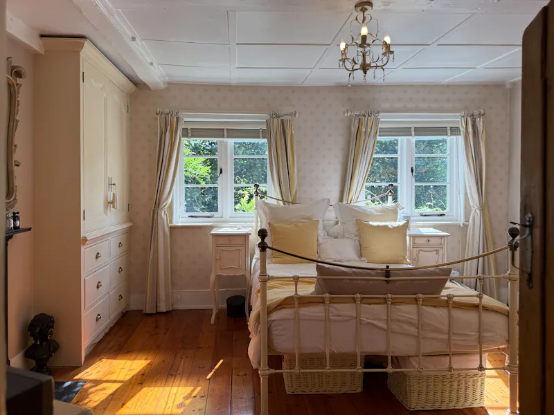 Bedroom at Vaccant Chislehurst Cottage, C966 (photo 31)