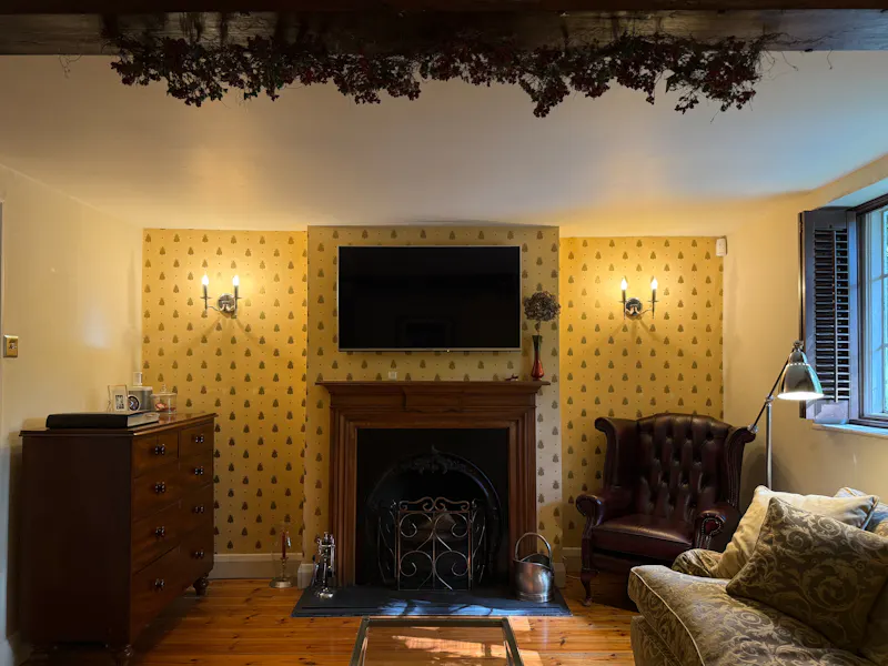 Wallpaper at Vaccant Chislehurst Cottage, C966 (photo 28)