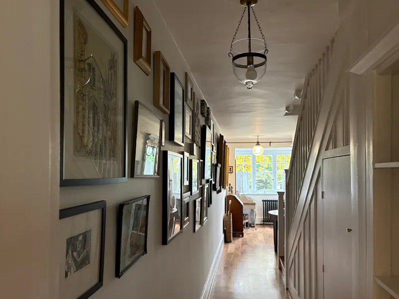 Entrance hall at Walton-on-Thames Family Home, D2910 (photo 2)