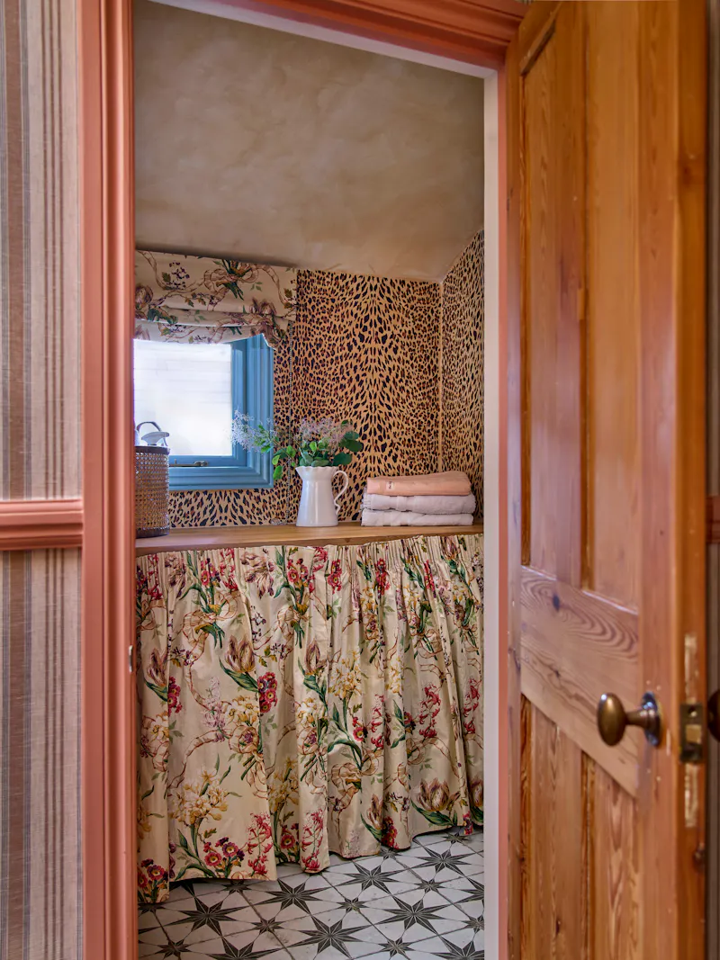 Wallpaper at Bespoke Designed Harlesden Home, E559 (photo 15)