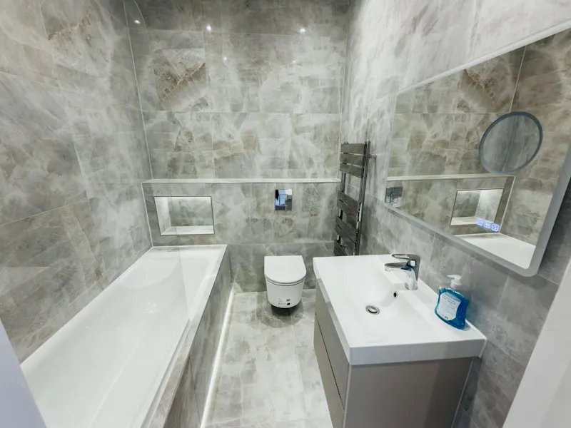 Bath at Vacant West Hampstead Flat, B2167 (photo 12)