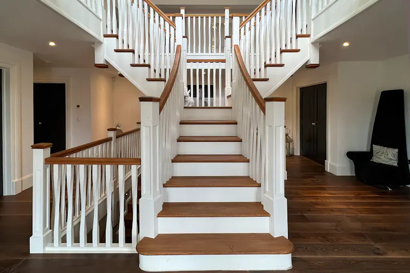 Staircase at New England Uffington Home , D2911 (photo 16)