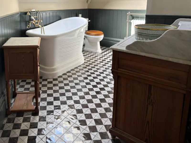 Bath at Grand Hampton Court House, E531 (photo 19)