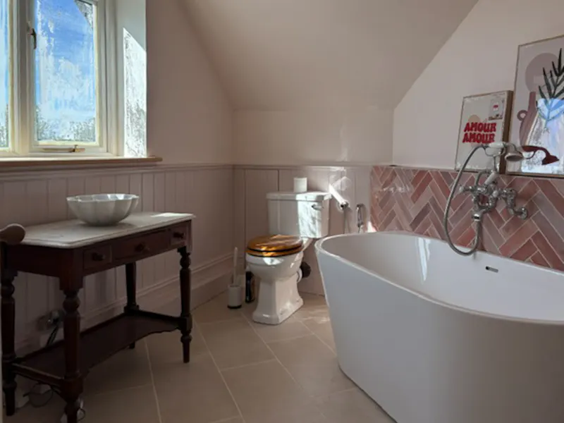 Bath at Grand Hampton Court House, E531 (photo 20)