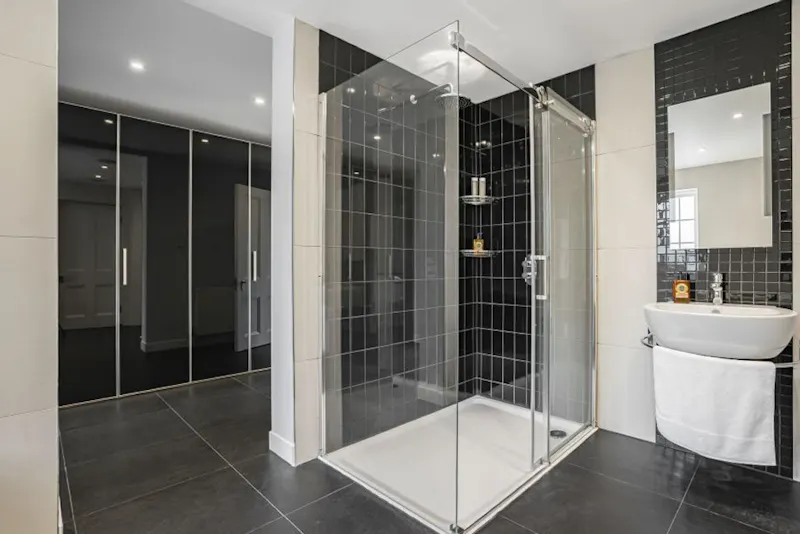 Bathroom at Large Edwardian Totteridge Home, E560 (photo 25)