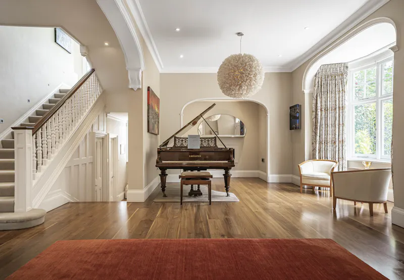 Entrance hall at Large Edwardian Totteridge Home, E560 (photo 2)