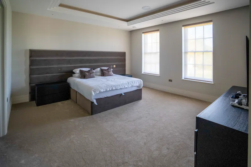 Bedroom at Contemporary Radlett House, D2909 (photo 51)