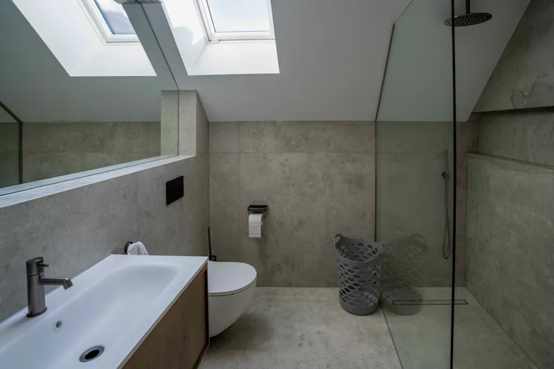 Bath at Contemporary Radlett House, D2909 (photo 58)