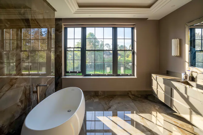 Bath at Contemporary Radlett House, D2909 (photo 43)