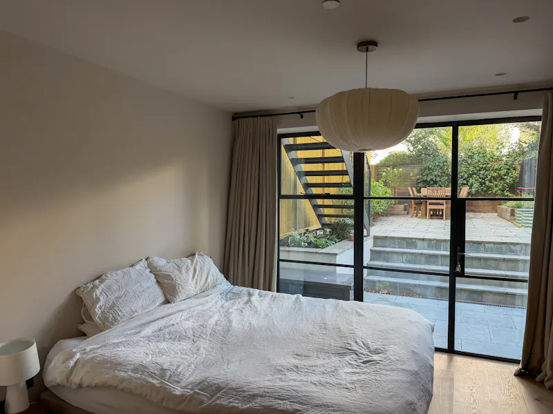 Bedroom at Notting Hill Townhouse Flat, F1286 (photo 8)