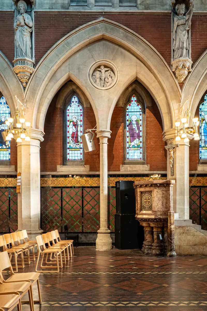 Striking Central London Church, CH132 (photo 22)