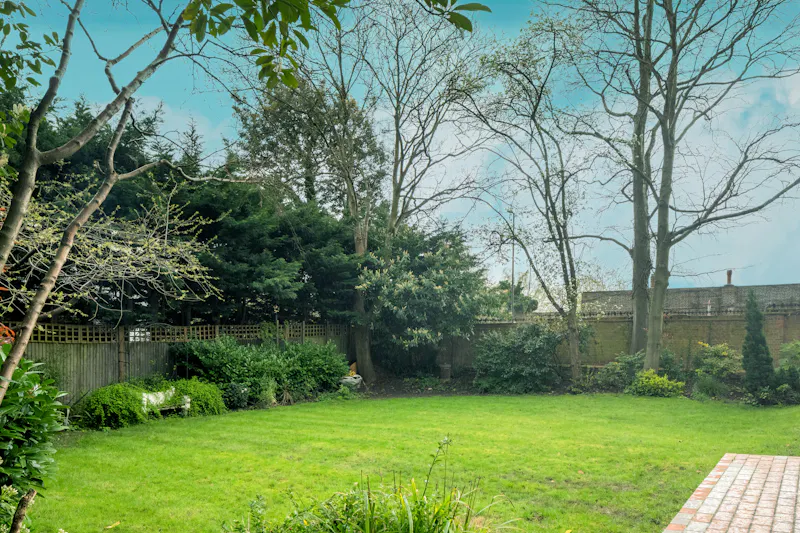 Garden at Mid-century Hampstead Home, D2914 (photo 27)