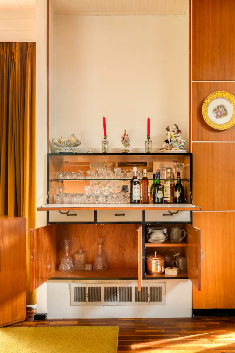 Bar at Mid-century Hampstead Home, D2914 (photo 9)