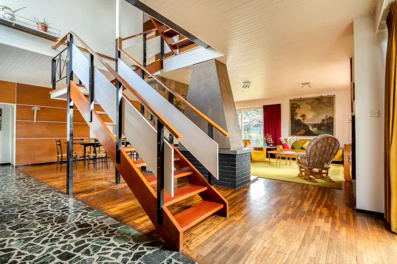 Entrance hall at Mid-century Hampstead Home, D2914 (photo 2)