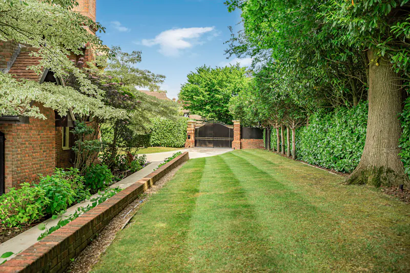 Luxe Radlett Gothic Mansion, D2915 (photo 37)