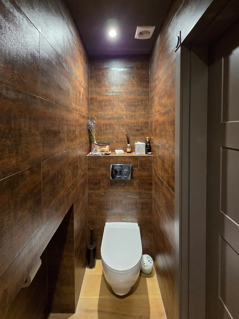 Bathroom at Vacant Dulwich Family Home, D2916 (photo 34)