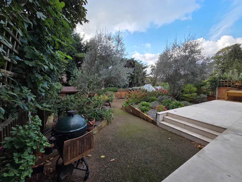 Vacant Dulwich Family Home, D2916 (photo 41)