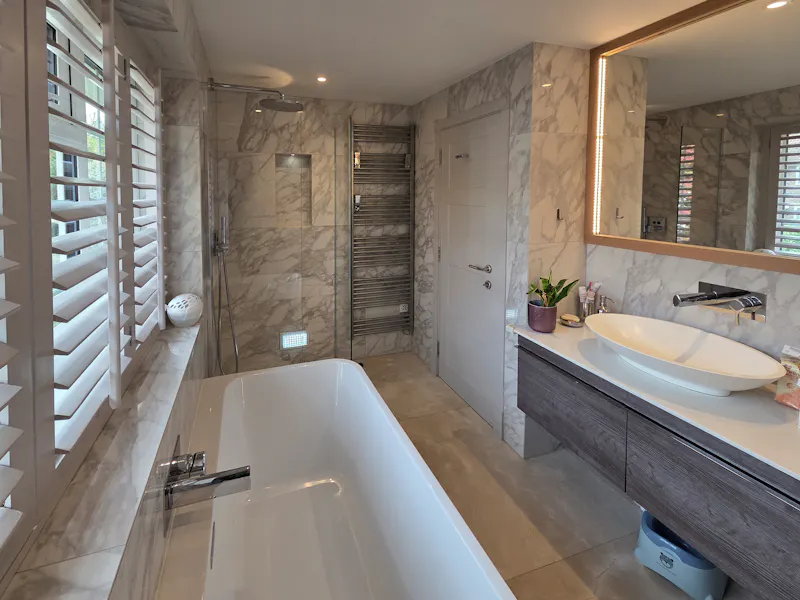 Bath at Vacant Dulwich Family Home, D2916 (photo 29)