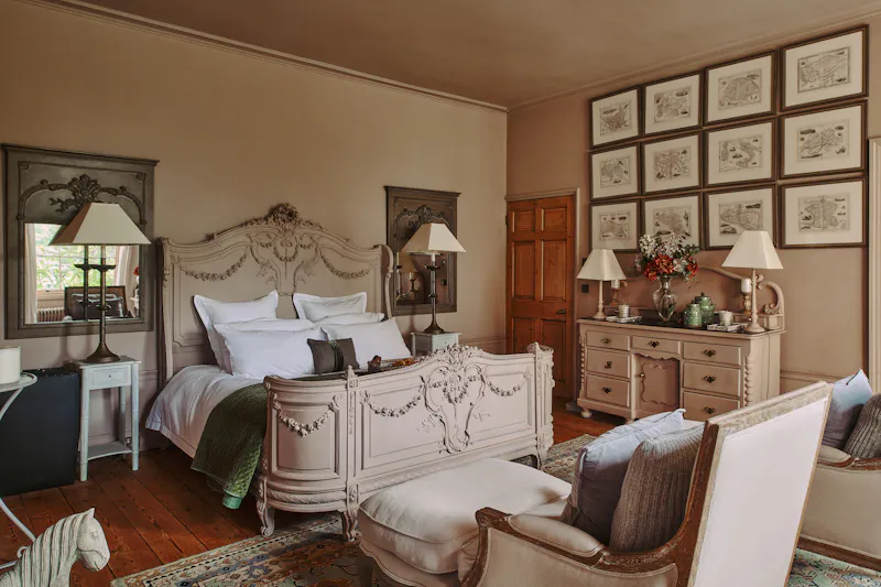 Bedroom at Henley-on-Thames Georgian House, A1720 (photo 18)